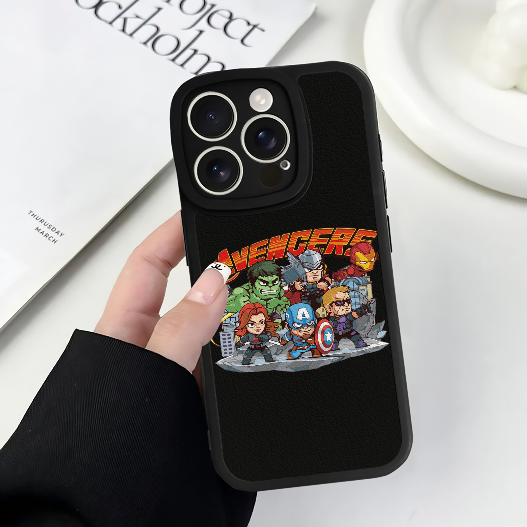 （画像用） アベンジャーズ The Avengers 【iPhone 16シリーズ対応】シリコンスマホケース（レザー調） 材質：シリコン